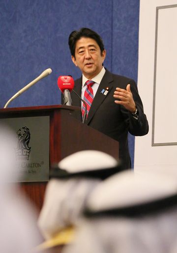 正在访问巴林王国的安倍总理与日本・巴林经济界相关人士举行了恳谈会等。