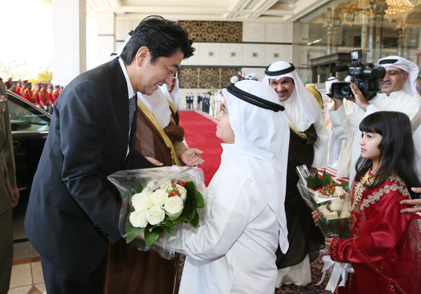 安倍总理访问了科威特国。
