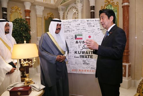 安倍总理访问了科威特国。