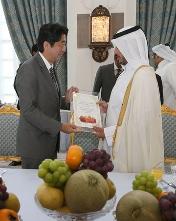 安倍总理访问了卡塔尔国。