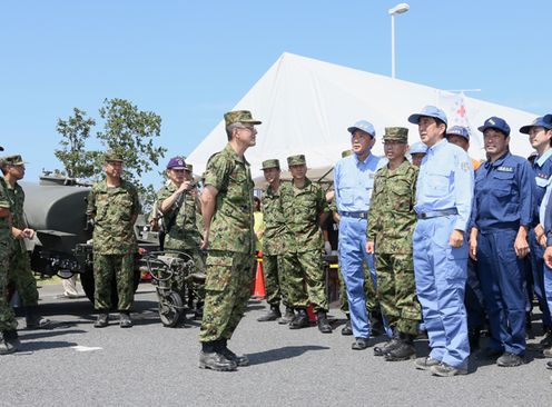 在以安倍总理为首的全体阁僚参与之下，举行了2013年度综合防灾训练。