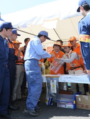 在以安倍总理为首的全体阁僚参与之下，举行了2013年度综合防灾训练。