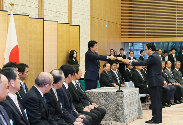 安倍总理出席了在总理大臣官邸举行的“2013年防灾功劳者内阁总理大臣表彰仪式”。
