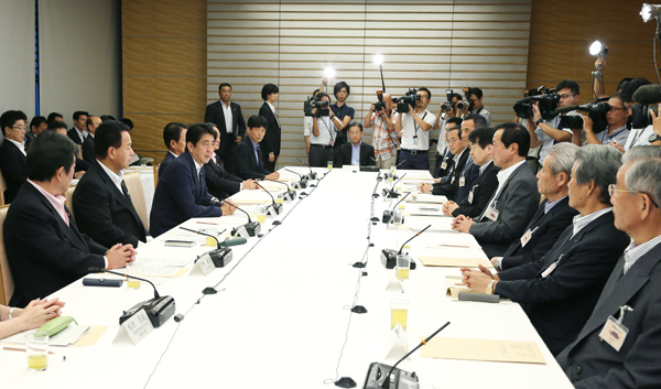 安倍总理在总理大臣官邸召开了第十三次产业竞争力会议。