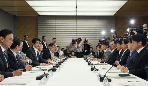 安倍总理在总理大臣官邸召开了“第三十二次原子能灾害对策本部会议・第二次原子能防灾会议联合会议”。