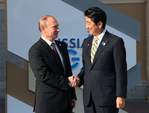为了出席G20圣彼得堡峰会，安倍总理访问了俄罗斯连邦。