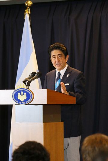 正在阿根廷共和国访问的安倍首相在“第125次国际奥林匹克委员会(IOC)全会”上进行了东京的申办陈述并举行了官方新闻发布会。