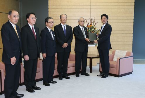 安倍总理在总理大臣官邸接收了来自APEC工商咨询理事会（ABAC）日本委员龟崎英敏氏（三菱商事株式会社全职顾问）等的提议书。