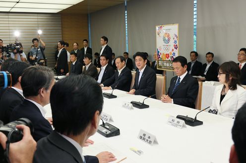 安倍总理在总理大臣官邸召开了第二次“有关东京申办第32届奥运会及第16届残奥会的阁僚会议”。