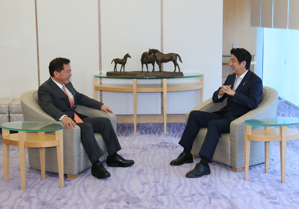 安倍总理在总理大臣官邸接受了东京都知事猪濑直树的拜会。