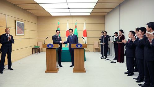 安倍总理在总理大臣官邸与土库曼斯坦总统古尔班古力•别尔德穆哈梅多夫举行了会谈。