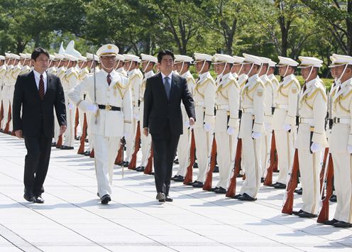 安倍总理在防卫省出席了第48次自卫队高级干部集会，并作了训示。