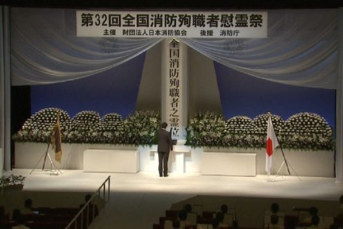 安倍总理出席了在东京都内召开的全国消防殉职烈士追悼会。