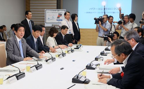 安倍总理在总理大臣官邸召开了2013年第八次(总计第114次)综合科学技术会议。