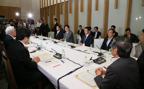 安倍总理在总理大臣官邸召开了第十九次经济财政咨询会议。