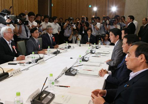 安倍总理在总理大臣官邸召开了第十九次经济财政咨询会议。