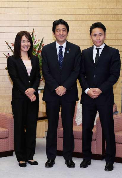 安倍总理在总理大臣官邸接受了2020年东京奥运会及残奥会申办委员会理事长竹田恒和、奥运会选手、残奥会选手的拜会。