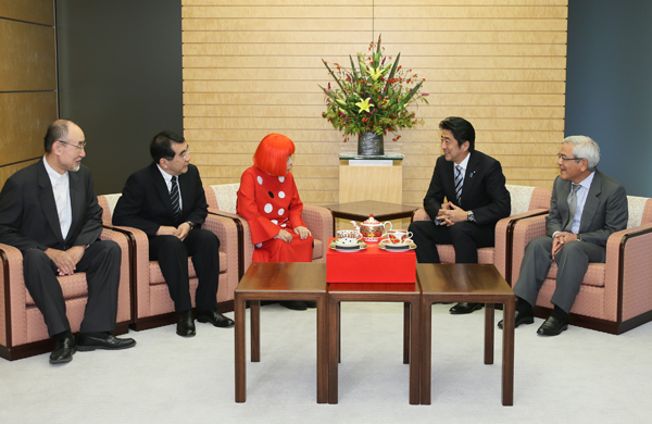 安倍总理在总理大臣官邸接受了现代美术家草间弥生氏的拜会。