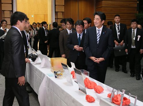 安倍总理出席了在总理大臣官邸举行的“日本制造业大奖总理奖表彰仪式及庆祝会”。