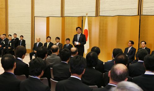 安倍总理出席了在总理大臣官邸举行的“日本制造业大奖总理奖表彰仪式及庆祝会”。