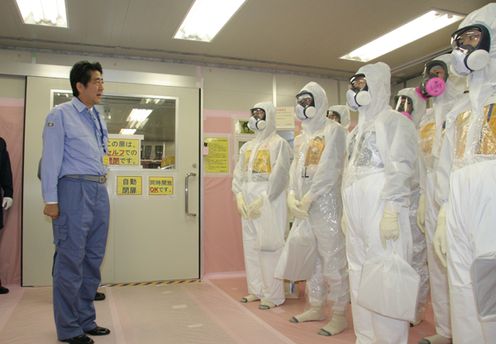 安倍总理视察了东京电力公司福岛第一核电站。