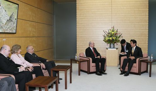 安倍总理在总理大臣官邸接受了约旦哈希姆王国参议院议长塔希尔・马斯里的拜会。