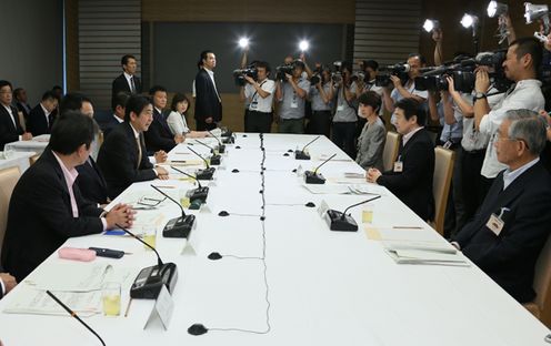 安倍总理在总理大臣官邸召开了第一次产业竞争力会议专题会议。