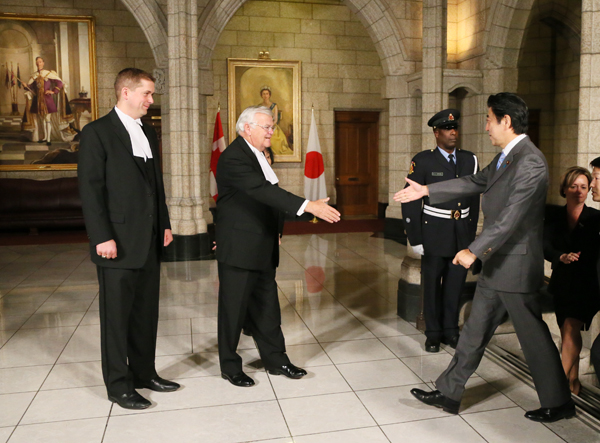 安倍总理访问了加拿大。
