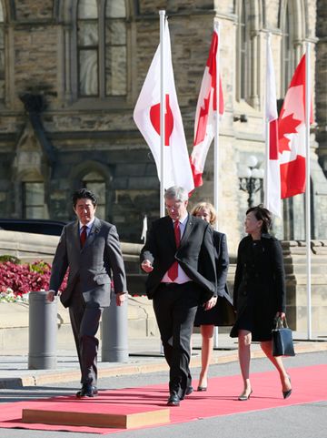 正在访问加拿大的安倍总理举行了日本与加拿大首脑会谈等。