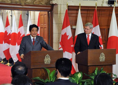 正在访问加拿大的安倍总理举行了日本与加拿大首脑会谈等。