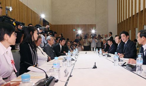 安倍总理在总理大臣官邸出席了亚洲文化交流恳谈会。