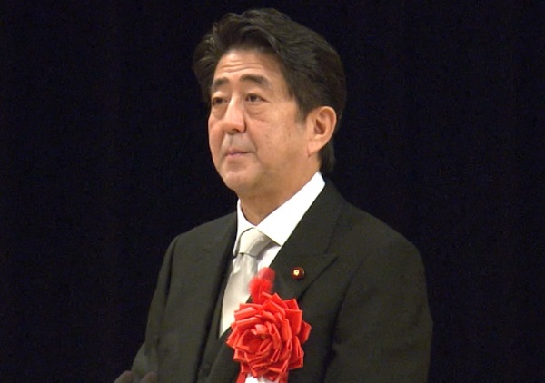 安倍总理出席了在东京都内举行的“战伤病者特别援护法制定50周年纪念仪式暨财团法人日本伤残军人会创立60周年纪念仪式”。