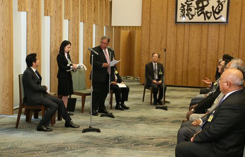 安倍总理在总理大臣官邸接受了太平洋岛国论坛（PIF）成员国暨地区首席代表等的拜会。