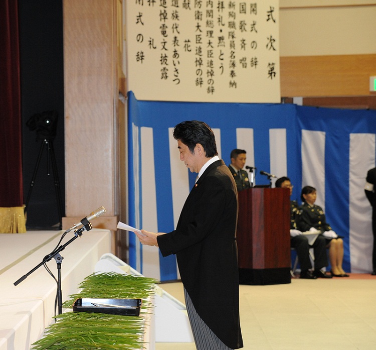 安倍总理出席了在防卫省举行的2013年度自卫队殉职队员追悼仪式。