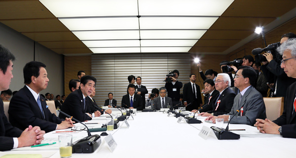 安倍总理在总理大臣官邸召开了第二十次经济财政咨询会议。