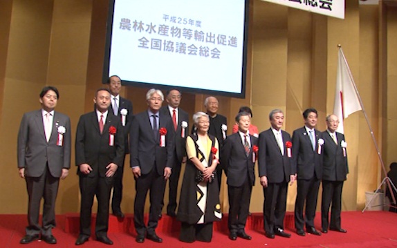 安倍总理出席了在东京都内宾馆举行的农林水产物等出口促进全国协议会总会。