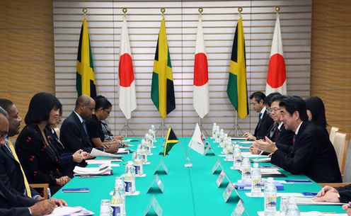 安倍总理在总理大臣官邸与牙买加总理波蒂亚•辛普森•米勒举行了会谈等。