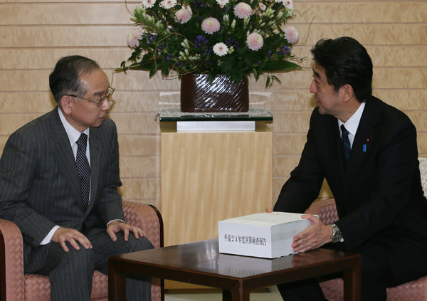 安倍总理在总理大臣官邸接收了由日本会计检查院院长河户光彦递交的2012年度决算检查报告。