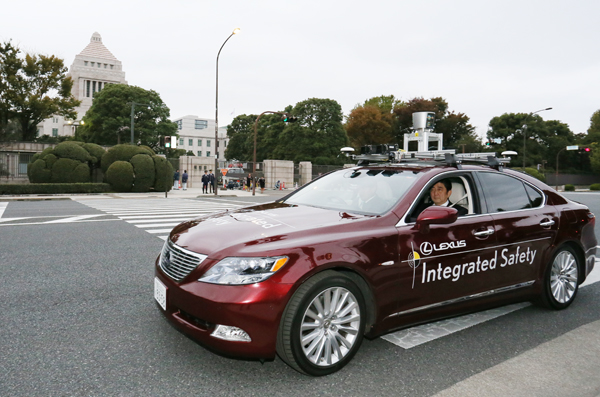 安倍总理在国会前庭的环形道路上试乘了自动驾驶车 。