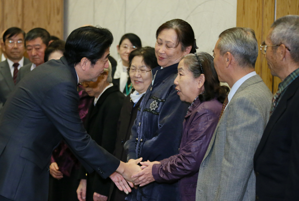 安倍总理在总理大臣官邸接受了日本遗孤等的拜会。