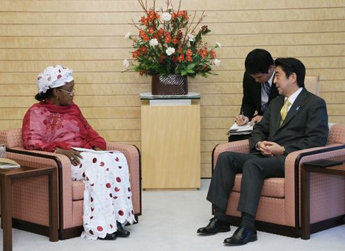 安倍总理在总理大臣官邸接受了联合国秘书长冲突中性暴力问题特别代表扎伊纳布•哈瓦•班古拉的拜会。