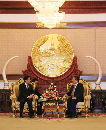 安倍总理访问了老挝人民民主共和国。