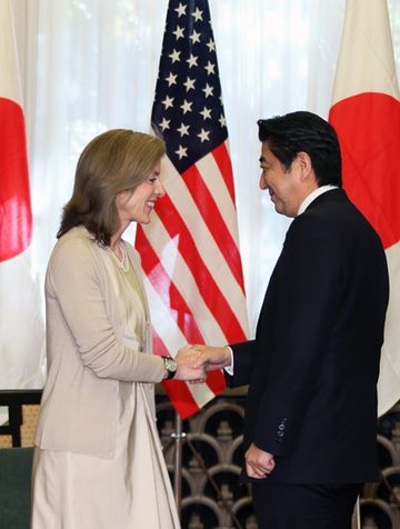 安倍总理在总理大臣官邸接受了美利坚合众国驻日本大使卡罗琳・肯尼迪的拜会。