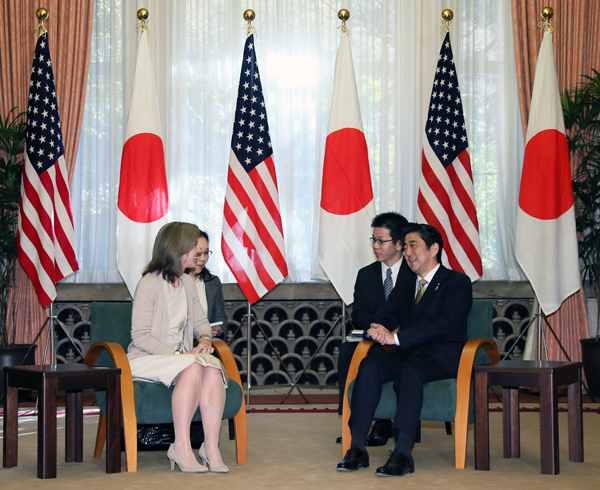 安倍总理在总理大臣官邸接受了美利坚合众国驻日本大使卡罗琳・肯尼迪的拜会。