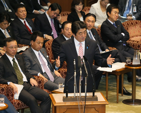 安倍总理出席了参议院决算委员会。