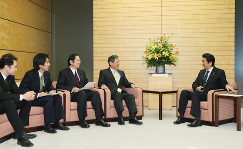 安倍总理在总理大臣官邸接受了自由民主党外交部会等提出的“有关强化外交能力的决议”要求。