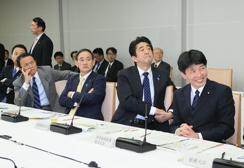 安倍总理在总理大臣官邸召开了2013年第九次(总计第115次)综合科学技术会议。