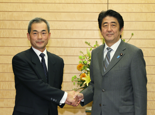 安倍总理在总理大臣官邸接受了禁止化学武器组织（OPCW）原视察局长秋山一郎的拜会。