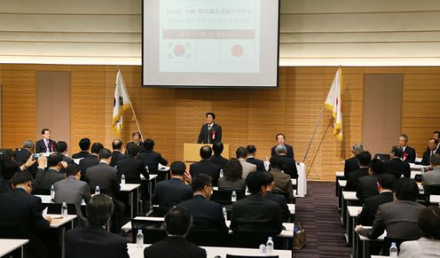 安倍总理在众议院第一议员会馆出席了“日韩・韩日议员联盟联合大会开幕式”。