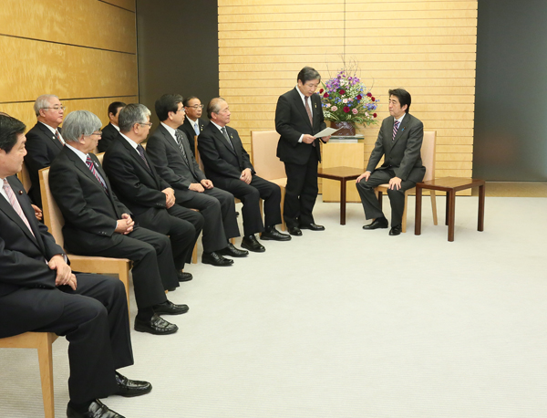 安倍总理在总理大臣官邸接受了北方领土邻接地区振兴对策根室管内市町联络协议会的拜会。